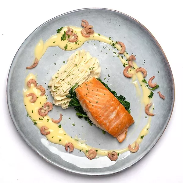 Zalmfilet met hollandaisesaus, spinazie, garnaaltjes & aardappelgarnituur