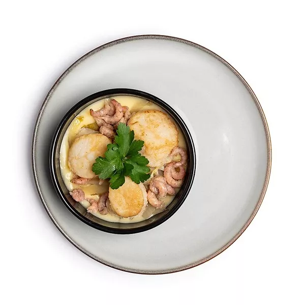 Coquilles met wittewijnsaus, jonge prei en garnaaltjes