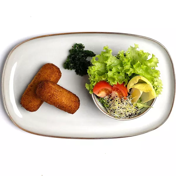 Duo garnaalkroket met een fris slaatje, peterselie en citroen