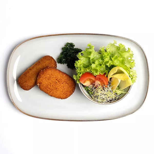Duo kaas- en garnaalkroket met een fris slaatje, peterselie en citroen